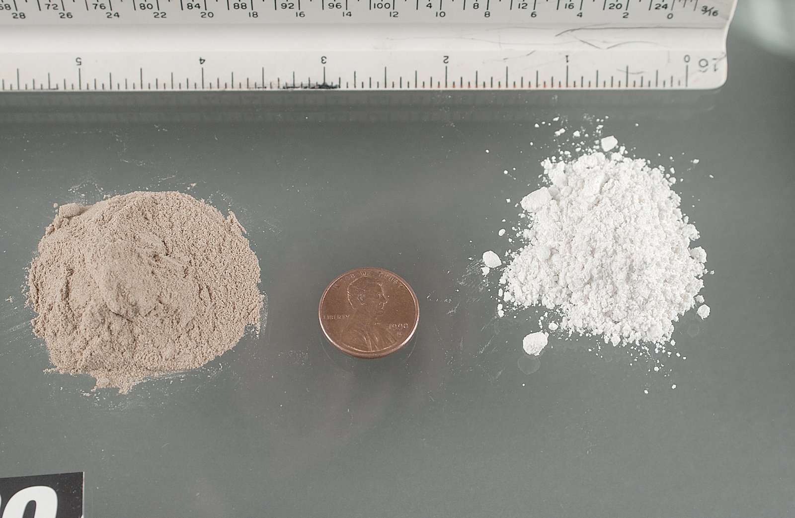 Beslagtaget narkotikapulver uppdelat i portioner
