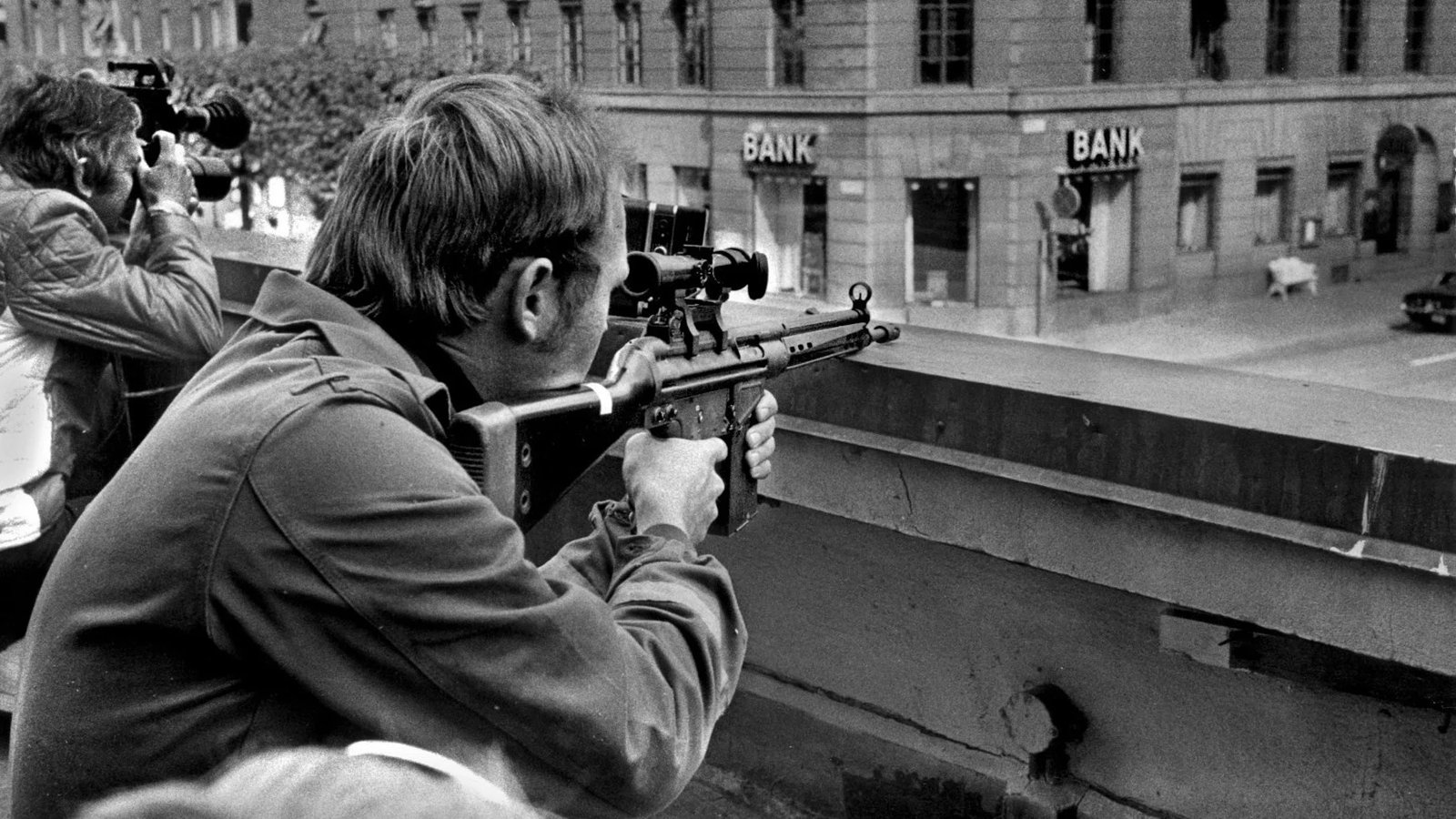 Beväpnad polisman under Norrmalmstorgsdramat i Stockholm 1973