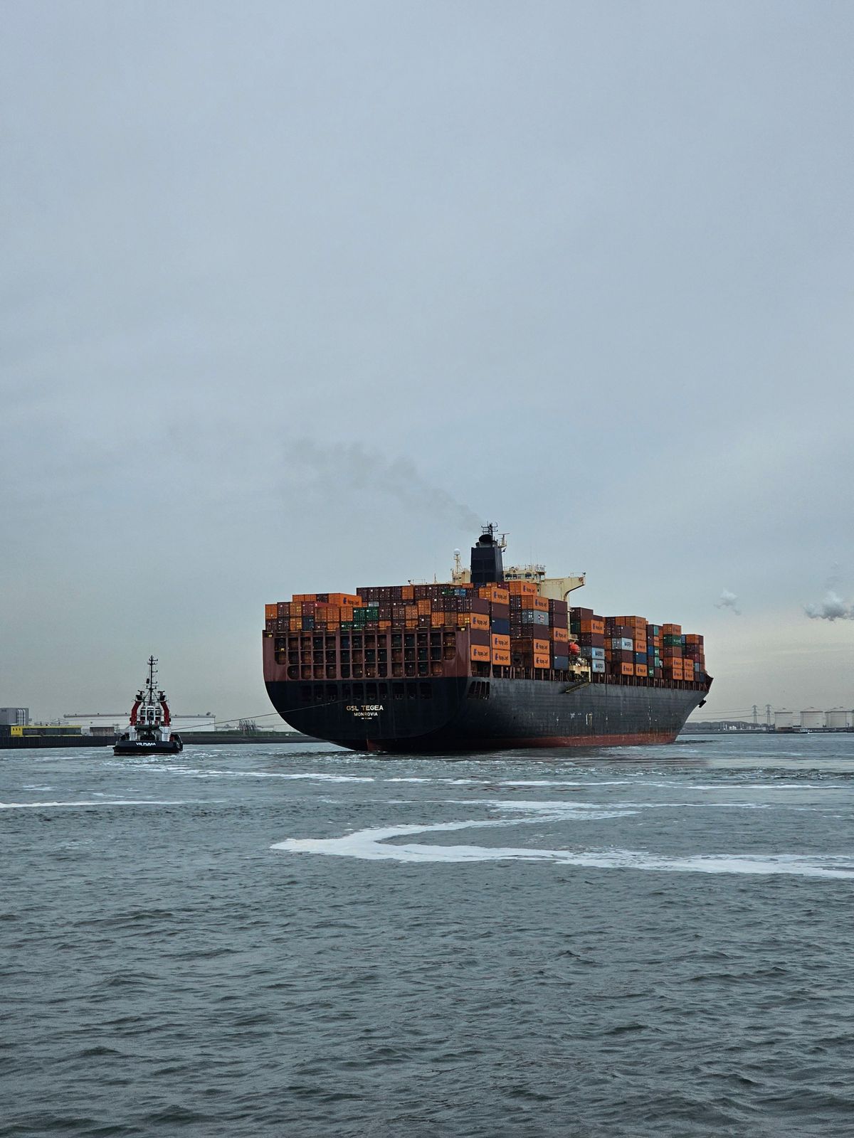 Stort containerfartyg i en hamn